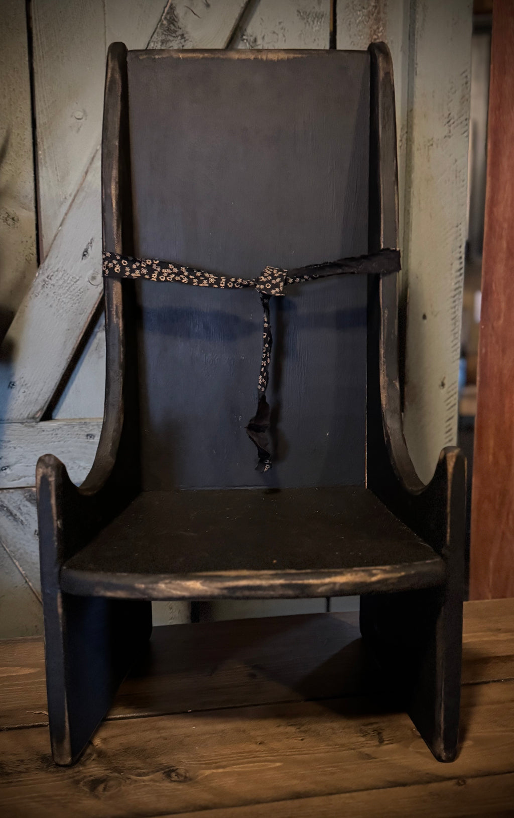 Pouting Chairs – Primitive Accent Seating